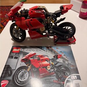 Lego Technic™
#42107
Ducati Panigale V4 R Motorcycle